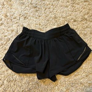 Lululemon black hotty hot shorts 2.5 inch size 4